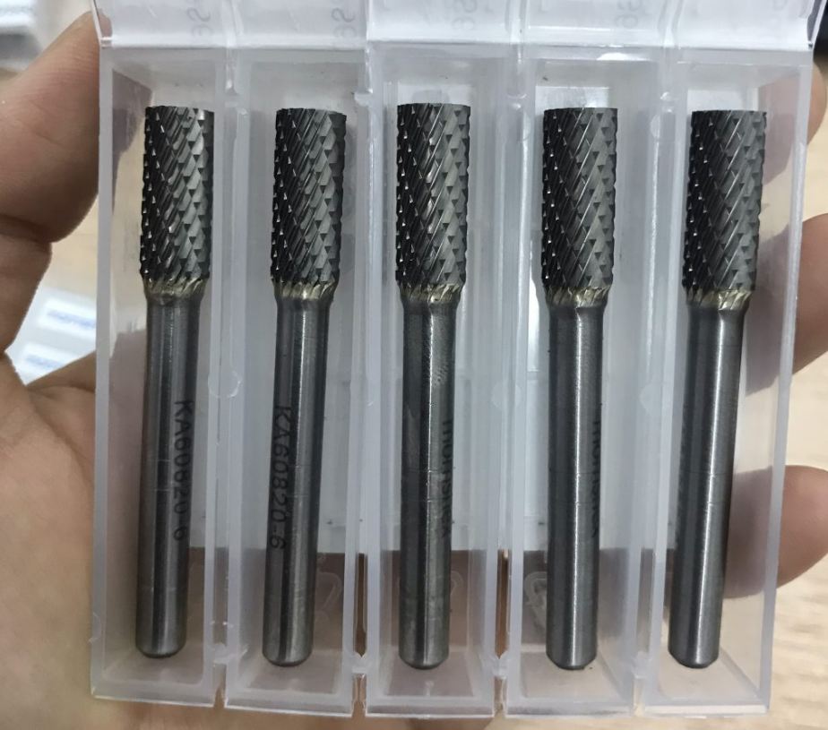 Phế Liệu Nam Cường chuyên thu mua phế liệu hợp kim là những mũi dao cũ